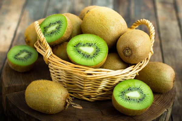 Kiwi-cung-chua-nhieu-vitamin-C-giup-cai-thien-lan-da-rat-tot.jpg