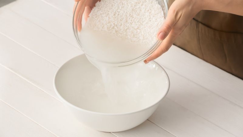 Nuoc-vo-gao-cung-la-mot-trong-nhung-cach-tri-nam-da-mat-bang-thien-nhien-de-ap-dung-nhat.jpg