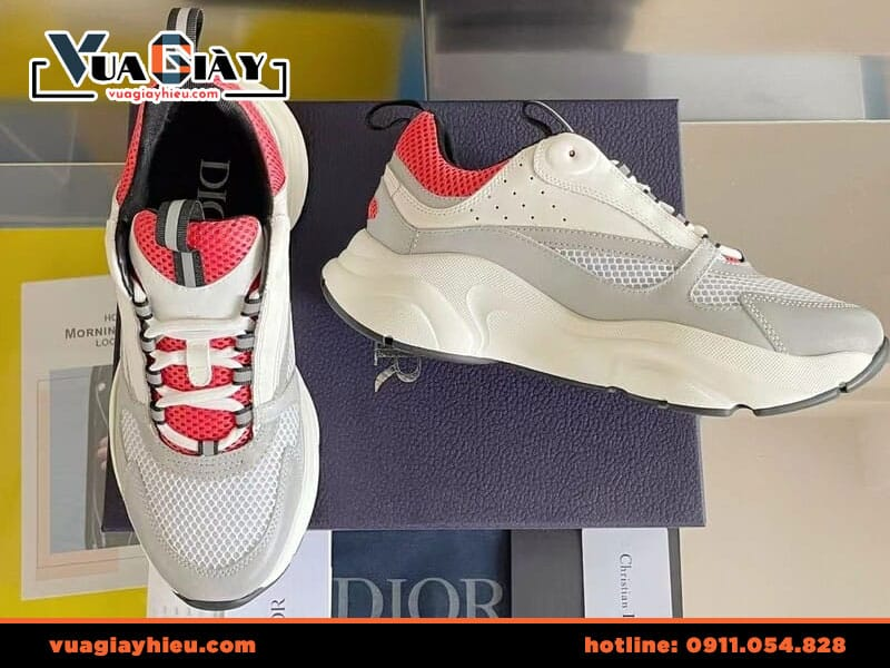 Vua Giày Hiệu báo giá Giày Dior nữ like auth hàng hiệu mới nhất Giày Dior nữ không đơn thuần là một món đồ thời trang, mà còn là biểu tượng của sự tự tin, phong cách và gu thẩm mỹ tinh tế. Đối với những tín đồ hàng hiệu, việc sở hữu một đôi giày Dior chính hãng luôn là niềm mơ ước. Tuy nhiên, với mức giá không hề dễ chịu, nhiều người tìm đến các phiên bản like auth để thỏa mãn đam mê của mình. Giờ chúng ta sẽ cùng nhau khám phá giày Dior nữ, đặc biệt là các mẫu giày Dior nữ like auth hàng hiệu giá bao nhiêu tại "Vua Giày Hiệu" và cách lựa chọn và bảo quản giày Dior một cách hiệu quả. Sức hút khó cưỡng của giày Dior nữ Giày Dior nữ không chỉ là phụ kiện, mà còn là tuyên ngôn về phong cách. Mỗi đôi giày đều được chế tác tỉ mỉ từ những chất liệu cao cấp, với thiết kế độc đáo và tinh xảo, mang đậm dấu ấn đặc trưng của nhà mốt Pháp. Từ những đôi giày cao gót thanh lịch, những đôi sneaker năng động cho đến những đôi bốt cá tính, giày Dior luôn biết cách làm nổi bật vẻ đẹp và sự quyến rũ của người phụ nữ. Một số yếu tố tạo nên sức hút của giày Dior nữ: Thiết kế mang tính biểu tượng: Những mẫu giày Dior thường mang những họa tiết đặc trưng như logo CD, họa tiết Oblique, Lady Dior... Điều này giúp chúng dễ dàng được nhận diện và khẳng định đẳng cấp của người mang. Chất liệu cao cấp: Da bê, da dê, da lộn, vải canvas... là những chất liệu được Dior ưu ái sử dụng trong sản xuất giày. Điều này đảm bảo độ bền, sự thoải mái và tính thẩm mỹ cao cho sản phẩm. Sự tỉ mỉ trong từng chi tiết: Từ đường kim mũi chỉ, cách xử lý chất liệu cho đến các chi tiết trang trí, tất cả đều được thực hiện một cách tỉ mỉ và hoàn hảo, thể hiện sự tinh tế và đẳng cấp của nhà mốt. Khả năng kết hợp đa dạng: Giày Dior dễ dàng kết hợp với nhiều phong cách trang phục khác nhau, từ những bộ váy dạ hội lộng lẫy đến những trang phục thường ngày năng động, giúp người mang tự tin thể hiện cá tính riêng. Đẳng cấp thương hiệu: Sở hữu một đôi giày Dior đồng nghĩa với việc bạn đang sở hữu một biểu tượng thời trang, khẳng định gu thẩm mỹ và đẳng cấp của mình. Giày Dior nữ like auth Với mức giá chính hãng không hề rẻ, giày Dior like auth trở thành sự lựa chọn thông minh cho những người yêu thích vẻ đẹp của Dior nhưng muốn tiết kiệm chi phí. Giày like auth được sản xuất với sự tỉ mỉ và công nghệ tiên tiến, mô phỏng gần như hoàn hảo các chi tiết của giày chính hãng, từ thiết kế, chất liệu, đến các chi tiết nhỏ nhất. Ưu điểm của giày Dior like auth: Giá cả phải chăng: So với giày chính hãng, giày like auth có mức giá dễ chịu hơn rất nhiều, giúp bạn dễ dàng sở hữu được đôi giày yêu thích mà không cần quá lo lắng về tài chính. Thiết kế tương đồng: Mẫu giày like auth thường được làm rất giống với hàng chính hãng, khó có thể phân biệt bằng mắt thường nếu không phải là người có kinh nghiệm. Chất lượng tốt: Nhiều mẫu giày like auth được làm từ chất liệu cao cấp, có độ bền và sự thoải mái tương đương với hàng chính hãng. Đa dạng mẫu mã: Thị trường giày like auth rất đa dạng, bạn có thể dễ dàng tìm thấy các mẫu giày Dior mới nhất, hot nhất trên thị trường. Điểm đến uy tín cho giày Dior Nữ like auth mới nhất "Vua Giày Hiệu" nổi lên như một địa chỉ uy tín và đáng tin cậy. Với nhiều năm kinh nghiệm trong lĩnh vực này, Vua Giày Hiệu cam kết mang đến cho khách hàng những sản phẩm giày Dior like auth chất lượng cao, thiết kế tinh xảo và giá cả cạnh tranh. Tại sao nên chọn Vua Giày Hiệu? Sản phẩm chất lượng cao: Vua Giày Hiệu chỉ cung cấp các mẫu giày like auth loại 1, được chọn lọc kỹ càng từ các nhà sản xuất uy tín. Đảm bảo chất lượng tốt nhất, đường kim mũi chỉ tỉ mỉ, chất liệu cao cấp và độ bền cao. Mẫu mã đa dạng: Vua Giày Hiệu luôn cập nhật những mẫu giày Dior mới nhất, hot nhất trên thị trường, giúp bạn dễ dàng tìm được đôi giày phù hợp với phong cách của mình. Giá cả cạnh tranh: Vua Giày Hiệu cam kết mang đến cho khách hàng mức giá tốt nhất trên thị trường, giúp bạn tiết kiệm chi phí mà vẫn sở hữu được đôi giày Dior mơ ước. Dịch vụ chuyên nghiệp: Đội ngũ nhân viên tư vấn nhiệt tình, giàu kinh nghiệm, luôn sẵn sàng hỗ trợ bạn lựa chọn sản phẩm phù hợp và giải đáp mọi thắc mắc. Chính sách bảo hành: Vua Giày Hiệu có chính sách bảo hành rõ ràng, đảm bảo quyền lợi cho khách hàng trong quá trình sử dụng sản phẩm. Giao hàng nhanh chóng: Vua Giày Hiệu giao hàng toàn quốc một cách nhanh chóng và tiện lợi, giúp bạn nhận được sản phẩm trong thời gian sớm nhất. Báo giá giày Dior nữ like auth hàng hiệu mới nhất Vua Giày Hiệu liên tục cập nhật bảng báo giá giày Dior nữ like auth hàng hiệu mới nhất, giúp khách hàng dễ dàng tham khảo và lựa chọn. Giá cả có thể dao động tùy thuộc vào mẫu mã, chất liệu và độ hoàn thiện của sản phẩm, chỉ từ 2.490.000 VNĐ. Giày Dior nữ là biểu tượng của sự sang trọng, đẳng cấp và phong cách thời trang tinh tế. Đối với những tín đồ hàng hiệu, việc sở hữu một đôi giày Dior là niềm ao ước. Tuy nhiên, với mức giá không hề dễ chịu, giày Dior like auth trở thành một sự lựa chọn thông minh và phù hợp. Vua Giày Hiệu là địa chỉ uy tín để bạn tìm mua những mẫu giày Dior like auth hàng hiệu mới nhất, chất lượng cao với giá cả phải chăng. Hãy đến với Vua Giày Hiệu để trải nghiệm và sở hữu những đôi giày Dior mơ ước, tự tin thể hiện phong cách và đẳng cấp của bạn. Thông tin liên hệ Website: https://vuagiayhieu.com/ Điện thoại: 0911.054.828 Địa chỉ: Số 12A Ngõ 193 Trung Kính - P Yên Hòa - Quận Cầu Giấy - Hà Nội image2.png